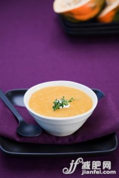 餐盤,影棚拍攝,碗,百里香,自制的_107720037_Squash soup_創意圖片_Getty Images China