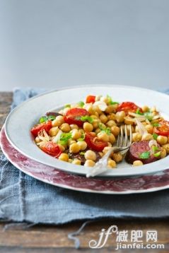 鷹嘴豆,食品,飲食,室內,豆科植物_gic11114463_Chickpea salad with tomatoes and sausage_創意圖片_Getty Images China