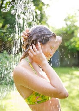 攝影,人,淋浴,比基尼,度假_513175917_Young woman in bikini under outdoor shower_創意圖片_Getty Images China