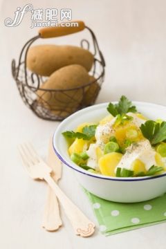 飲食,影棚拍攝,餐巾,餐刀,叉_160923509_Potato salad garnished with spring onions, parsley and mayonnaise, close up_創意圖片_Getty Images China