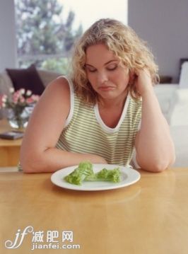 飲食,家庭生活,Y51118,攝影,室內_55999287_Woman frowning at lettuce_創意圖片_Getty Images China