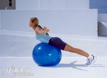 人,短褲,生活方式,戶外,運動鞋_145063945_Woman lying on fitness ball doing stretching exercise, arms out to side, side view_創意圖片_Getty Images China