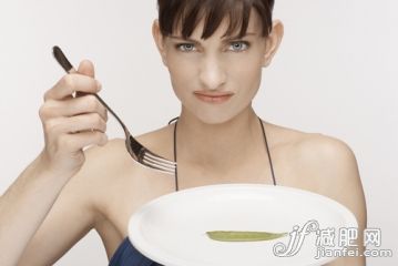 攝影,彩色背景,飲食,吃,瘦身_gic7231910_Mid adult woman eating single mangetout_創意圖片_Getty Images China