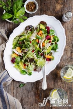 飲食,飲料,食品,銀餐具,餐具_472128043_Turkey and avocado salad with cranberry dressing_創意圖片_Getty Images China