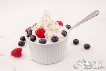 影棚拍攝,白色背景,藍莓,覆盆子,食品_gic9738671_White jar of berries and whipped cream with spoon  against white background_創意圖片_Getty Images China