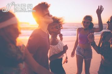 太陽,人,度假,戶外,太陽鏡_474339796_Mixed race group of friends dancing together at a beachparty_創意圖片_Getty Images China