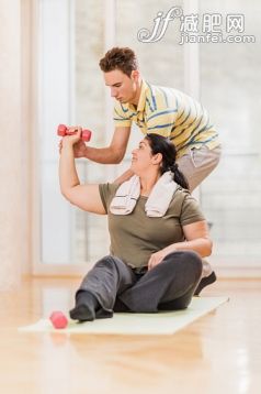 人,生活方式,室內,砝碼,白人_475445740_Personal trainer assisting woman with weightlifting._創意圖片_Getty Images China