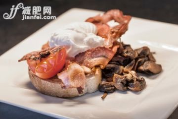 飲食,影棚拍攝,盤子,雞蛋,早餐_476661855_Bacon, poached egg, fried tomato and mushrooms_創意圖片_Getty Images China