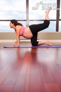 人,生活方式,室內,35歲到39歲,捲髮_138594959_pregnant hispanic woman exercising in modern studi_創意圖片_Getty Images China