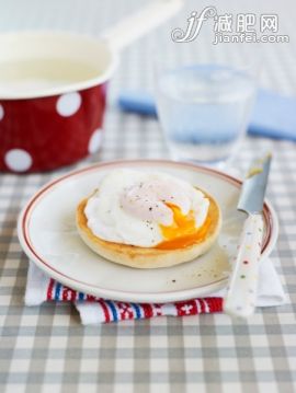 刀,食品,桌子,影棚拍攝,室內_505324029_Poached egg on muffin_創意圖片_Getty Images China