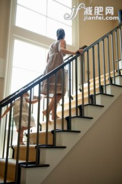 人,室內,35歲到39歲,赤腳,步行_104308042_Mom and daughter walking up stairs_創意圖片_Getty Images China