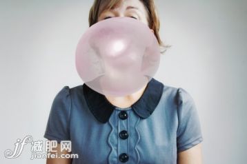 人,巨大的,氣球,影棚拍攝,40到44歲_134428624_woman blowing a big bubble gum_創意圖片_Getty Images China