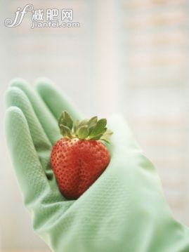 手套,食品,噴,水果,草莓_121759937_spraying pesticides on fruit hand wearing rubber glove & holding a strawberry illustrating the use of chemicals on food_創意圖片_Getty Images China