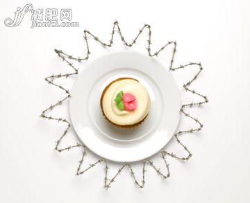 食品,攝影,不健康食物,紙托蛋糕,甜食_506219295_Cup Cake with Barbwire_創意圖片_Getty Images China