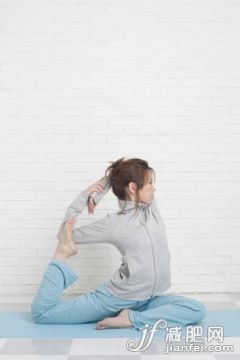 人,活動,衣服,飲食,建築結構_122691591_Young woman stretching_創意圖片_Getty Images China