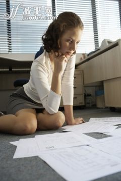 攝影,室內,往下看,斜靠,坐在地上_gic7231215_Businesswoman doing paper work on floor (low angle view)_創意圖片_Getty Images China