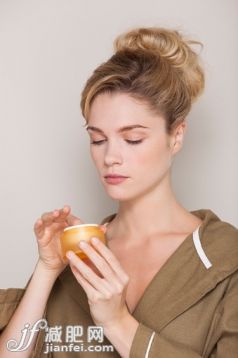 人,浴衣,影棚拍攝,20到24歲,人的臉部_557133753_Close-up of a beautiful woman holding moisturizer_創意圖片_Getty Images China