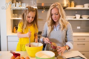 廚房,室內,住宅房間,廚房,烹調_536913505_A mom baking with her children._創意圖片_Getty Images China