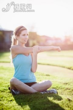 人,生活方式,運動,戶外,30歲到34歲_160019769_Woman sitting cross-legged and doing exercises_創意圖片_Getty Images China