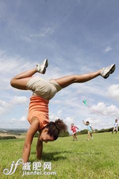 人,休閒裝,短褲,度假,戶外_491901617_Family playing in field, mum doing handstand_創意圖片_Getty Images China