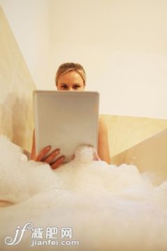 人,浴盆,技術,室內,住宅房間_166575546_Woman in bath with computer tablet_創意圖片_Getty Images China