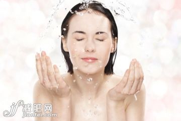 人,乾淨,影棚拍攝,棕色頭髮,白人_113812462_Young woman washing her face with cold water_創意圖片_Getty Images China