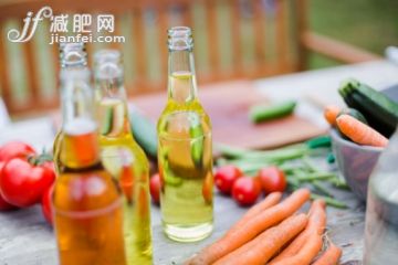 飲食,飲料,食品,桌子,瓶子_493208739_Beverages And Vegetable on Garden Table_創意圖片_Getty Images China