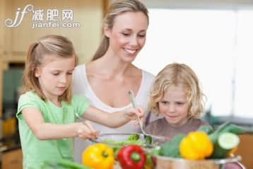 30歲到34歲,室內,美女,碗,瘦身_gic9724438_Mother together with daughter and son preparing salad together_創意圖片_Getty Images China