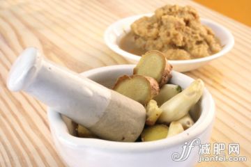 飲食,室內,蔬菜,香料,成分_144441031_Ginger and garlic in a mortar with pestle by ginger and garlic paste_創意圖片_Getty Images China