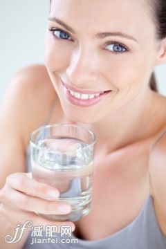 人,飲食,影棚拍攝,25歲到29歲,冷飲_138659112_Smiling woman with a glass of water_創意圖片_Getty Images China