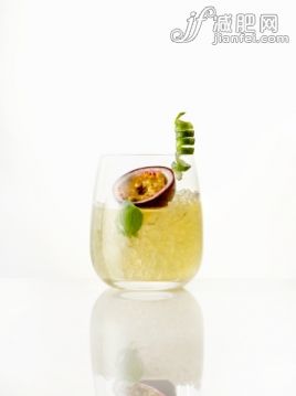 攝影,快樂時光,影棚拍攝,果汁,酸橙_513618923_Gin, ginger, passionfruit and lime cocktail_創意圖片_Getty Images China