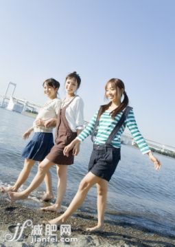 Bottom,人,衣服,休閒裝,自然_122667844_Women walking on the beach_創意圖片_Getty Images China