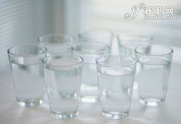 乾淨,桌子,室內,透明,並排_200549653-001_Eight glasses of water side by side_創意圖片_Getty Images China