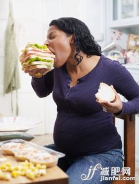 點心派,廚房,人,巨大的,休閒裝_88586547_Pregnant woman eating large sandwich_創意圖片_Getty Images China