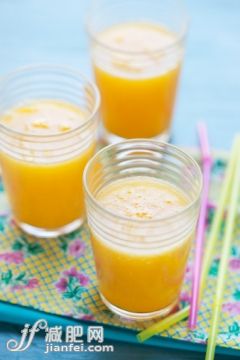 飲食,餐盤,影棚拍攝,果汁,吸管_152831762_Three smoothies of mango, orange, passion fruit_創意圖片_Getty Images China