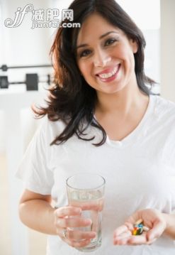 人,藥,生活方式,健康保健,飲食_108113070_Smiling Hispanic woman taking vitamins_創意圖片_Getty Images China