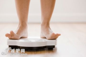 測量,人,生活方式,室內,腰部以下_142457659_Caucasian woman's feet standing on scale_創意圖片_Getty Images China