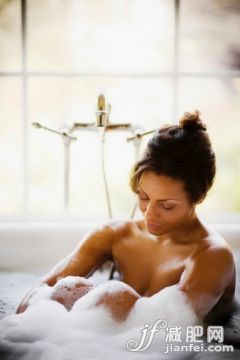 人,住宅內部,浴盆,水龍頭,房屋_472175457_Bubble Bath_創意圖片_Getty Images China