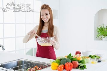 廚房,人,飲食,食品,生活方式_558968797_Young woman holding wire whisk and smiling at the camera,_創意圖片_Getty Images China