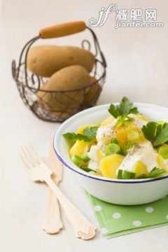 飲食,影棚拍攝,餐巾,餐刀,叉_160923509_Potato salad garnished with spring onions, parsley and mayonnaise, close up_創意圖片_Getty Images China