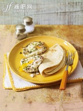 食品,桌子,室內,叉,雞蛋_562483539_Beid bi tom, Middle Eastern fried eggs sprinkled with mint, served with flatbread_創意圖片_Getty Images China