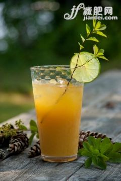 戶外,田園風光,果汁,酸橙,草本_155009558_Mai Tai cocktail in a rustic setting_創意圖片_Getty Images China