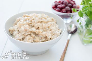 廚房,自然,碗,吃,紅色_568138593_Oatmeal porridge in bowl_創意圖片_Getty Images China