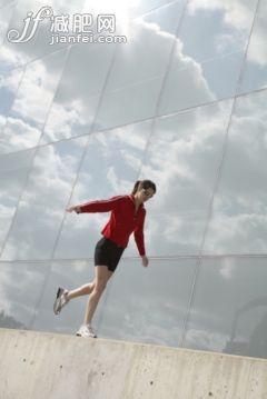 主題,健康生活方式,概念,運動,鍛鍊_73979176_Young woman balancing, low angle view_創意圖片_Getty Images China