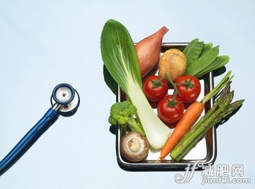 食品,餐盤,自然,健康保健,影棚拍攝_565785951_Stethoscope beside tray of fresh vegetables_創意圖片_Getty Images China