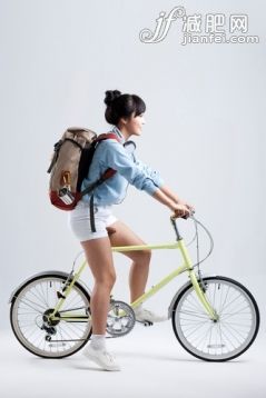 休閒裝,微笑,笑臉,衣服,外衣_gic8240747_a backpacker girl on a bicycle_創意圖片_Getty Images China