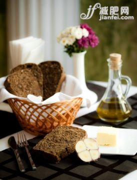 桌子,瓶子,餐刀,湯匙,籃子_161843441_Black bread_創意圖片_Getty Images China