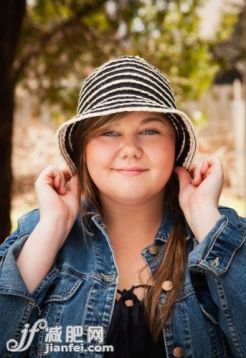 人,帽子,戶外,直發,長髮_129907298_Teen girl wearing striped hat , portrait_創意圖片_Getty Images China