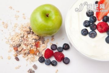 影棚拍攝,白色背景,紅色,碗,藍莓_gic9733603_Healthy eating  with fruits against a white background_創意圖片_Getty Images China