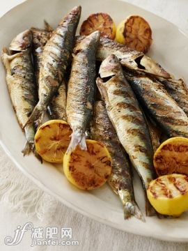 海產,盤子,魚類,格子烤肉,攝影_563737217_Grilled Sardines and Lemon_創意圖片_Getty Images China